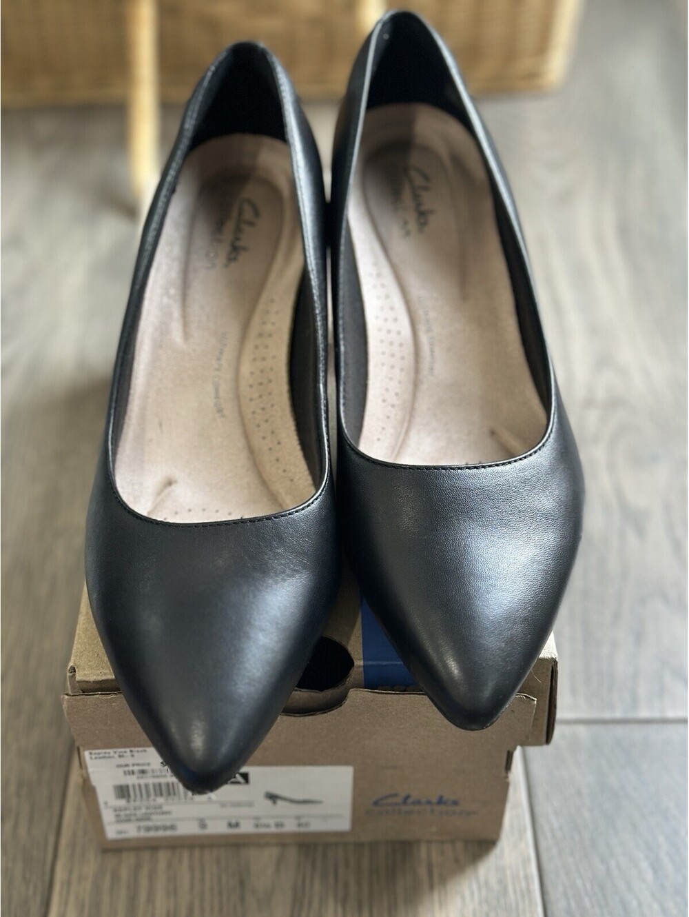 EUC Clarks Collection Kepley Vine Pumps Black Leather Size 9M w/box 2 inches - Picture 2 of 10